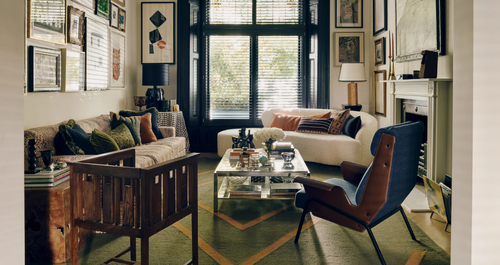 Μια μεζονέτα μεταμορφώθηκε με ένα γενναίο μείγμα χρωμάτων, σχεδίων και τέχνης