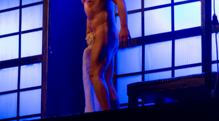 Έλληνας ηθοποιός βγήκε στη σκηνή ολόγυμνος! 