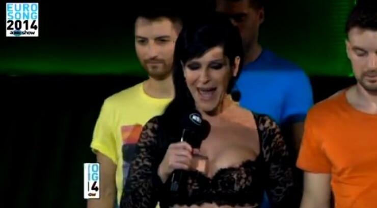 Η ενδυματολογική επιλογή της Βόσσου και το playback [βίντεο]