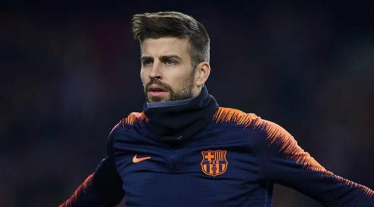 Αυτό πόνεσε! Το ατύχημα του Gerard Piqué την ώρα που κατέβαινε από το πούλμαν