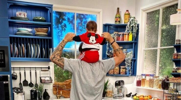 Άκης Πετρετζίκης: Ο γιος του έκανε τα πρώτα του βηματάκια [βίντεο]