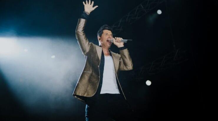 Σάκης Ρουβάς: Έφθασε στο νησί μας κάτω από πλήρη μυστικότητα και αυτός είναι ο λόγος [βίντεο]