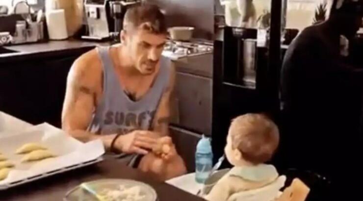 Άκης Πετρετζίκης: Έφτιαξε φανουρόπιτα και την πήγε στην εκκλησία με τον γιο του [εικόνα]