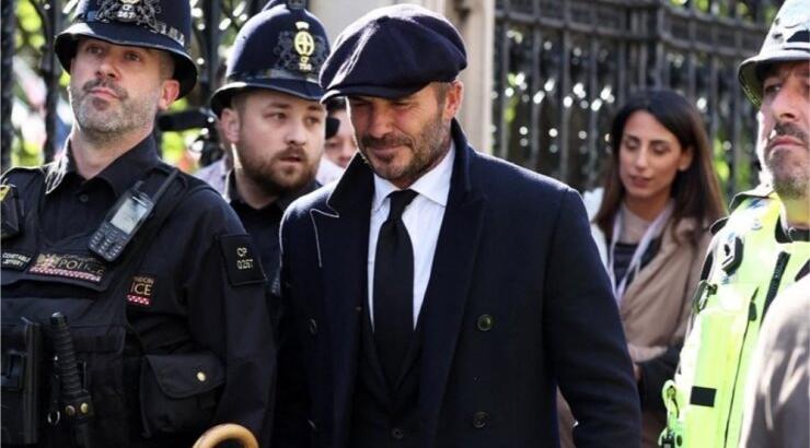 Στην ουρά για να προσκυνήσει τη Βασίλισσα Ελισάβετ ο David Beckham [εικόνες & βίντεο]