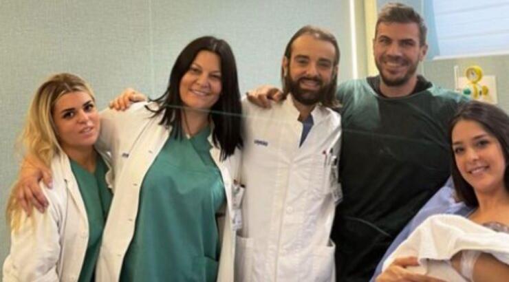 Άκης Πετρετζίκης: Το βίντεο μέσα από το μαιευτήριο αγκαλιά με την κόρη του και τα λόγια της συζύγου του