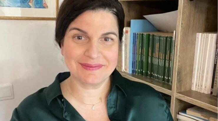 Μαρίνα Βρόντη: Τραγουδάει στον γιο της παραδοσιακό κυπριακό τραγούδι [βίντεο]