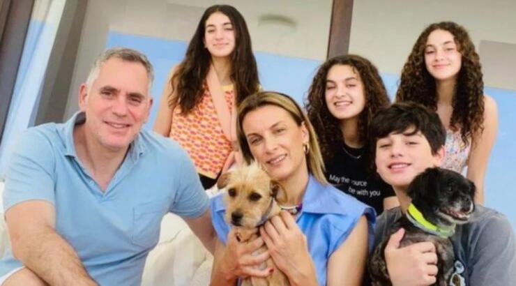 Η οικογένεια Παπαδοπούλου στόλισε το εντυπωσιακό της χριστουγεννιάτικο δέντρο [εικόνα]