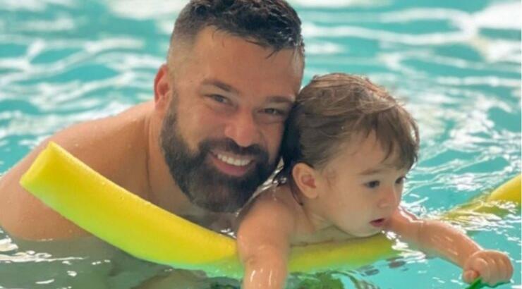 Κώστας Σόμμερ: Πήγε για baby swimming με τον γιο του, Ιάσωνα [εικόνες & βίντεο]
