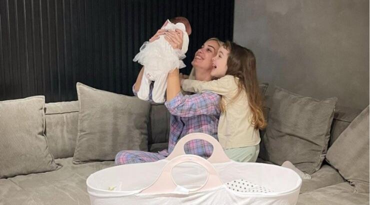 Σόφη Χρυσάνθου: Η στιγμή όπου η μικρή Μαρίλια ταΐζει την νεογέννητη αδερφούλα της [εικόνα]