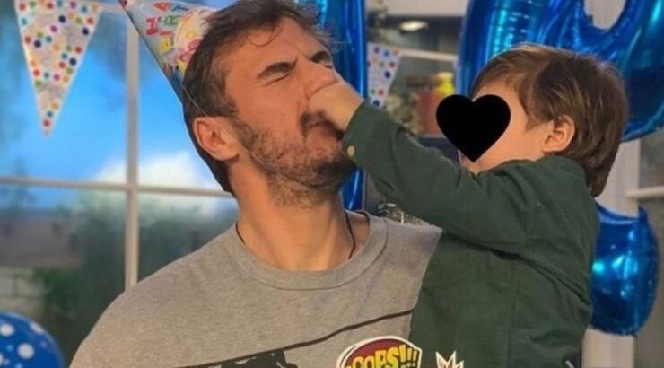 Άκης Πετρετζίκης: Μας έδειξε την mini εκδοχή του, φωτογραφίζοντας τον γιο του [εικόνα]