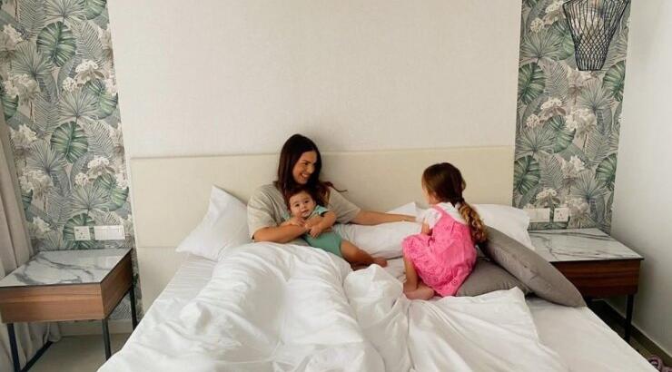 Κρίστη Αγαπίου: Απαθανάτισε την κόρη και την πεθερά της να φτιάχνουν μαζί φλαούνες [εικόνες] 