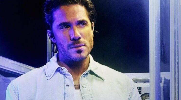 Νίκος Οικονομόπουλος: Ψέλνει το Χριστός Ανέστη σε ορθόδοξη εκκλησία της Αμερικής [βίντεο]