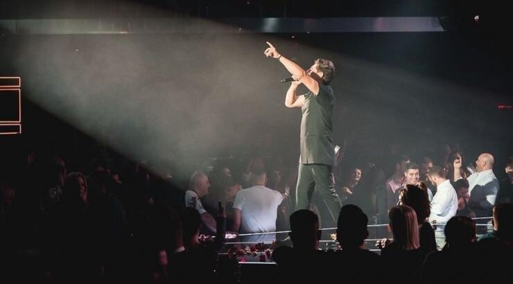 Έλληνας γνωστός τραγουδιστής: "Κάηκα κανονικά στην πίστα, κατέβηκα με έγκαυμα 3ου βαθμού"