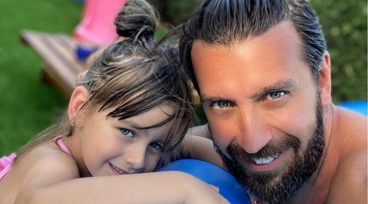 Θάνος Πετρέλης: Η 7χρονη κόρη του πρωταγωνιστεί στο νέο video clip του [εικόνες & βίντεο]