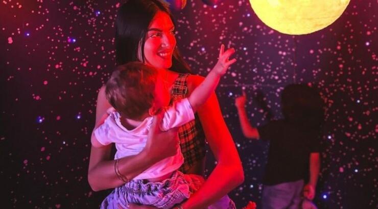 Άντρεα Κυριάκου: Κάνει κούνια μαζί με τα παιδιά της σε γραφικό χωριό του νησιού μας [εικόνα]