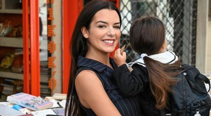 Νικολέττα Ράλλη: Ο λόγος που ήταν ξυπόλητη στη βάφτιση της κόρης της [εικόνα] 