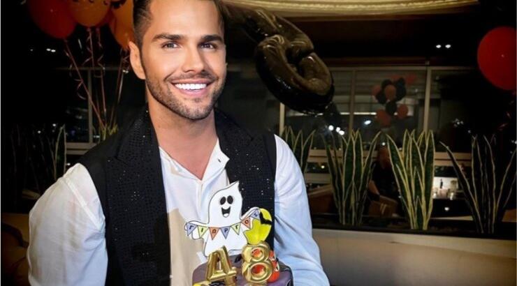 Γιώργος Τσαλίκης: Με τους γιους και τη σύζυγό του σβήνει την τούρτα για τα 48α γενέθλιά του [εικόνες & βίντεο]