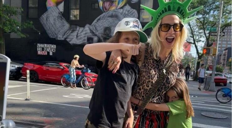 Άννα Βίσση: Πάει τα εγγόνια της στο σχολείο με το μετρό [βίντεο]