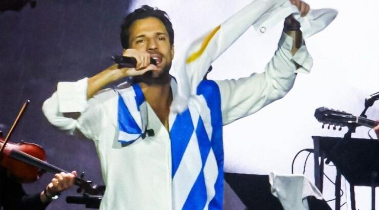 Κωνσταντίνος Αργυρός: Με φόντο τα Γλυπτά του Παρθενώνα ερμήνευσε την "Αθήνα μου" στην Αμερική [βίντεο]