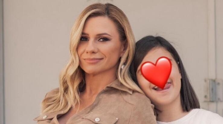 Κατερίνα Καραβάτου: "Στην Αέλια οι συμμαθητές της λένε διάφορα πράγματα που διαβάζουν για εμένα" [βίντεο]