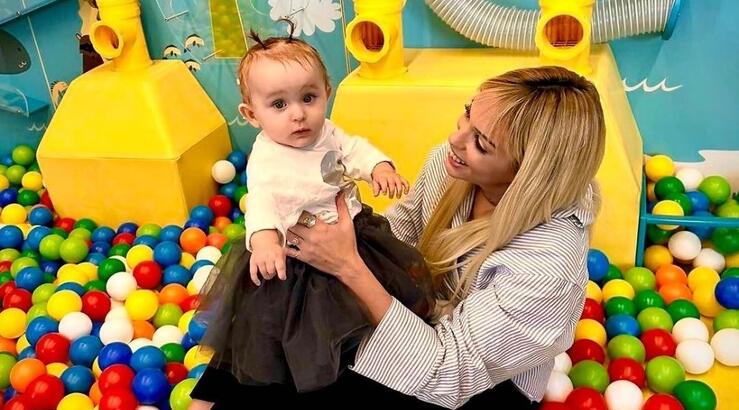 Σόφη Χρυσάνθου: Γιορτάζει με ένα τρυφερό βίντεο τα πρώτα γενέθλια της κόρης της