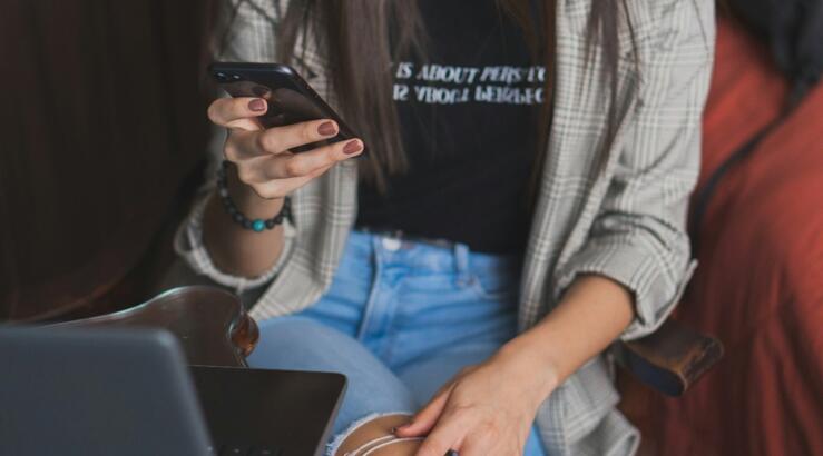 Αυτή η λέξη καταστρέφει κάθε group chat σου και τη γράφουν σίγουρα όλοι