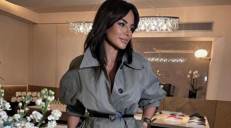 Η Ramona Filip φοράει το επικρατέστερο pattern της άνοιξης