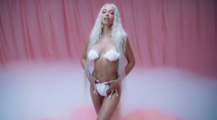 Η Ελένη Φουρέιρα μας αποκαλύπτει τι σημαίνει ο στίχος “Φάρος στην Φολέγανδρο” [βίντεο]