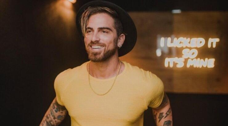 Δώρος Παναγίδης: Ποζάρει αγκαλιά με τη μελαχρινή σύντροφό του [εικόνες]