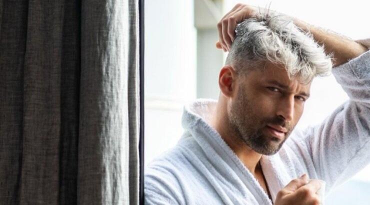 Αλέξης Παππάς: Ποζάρει ημίγυμνος στο κρεβάτι του [εικόνες]