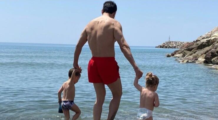 Επώνυμος Έλληνας σχολιάζει: "Όταν συνειδητοποίησα ότι είμαι γκέι έκανα κάθε βράδυ την προσευχή μου γιατί νόμιζα ότι είναι κακό" [βίντεο]