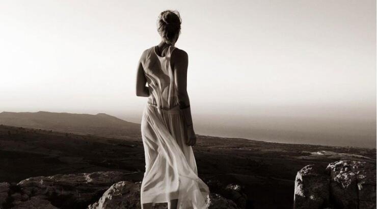 Επώνυμη Κύπρια: "Πήγα 30 ημέρες διακοπές, και πήρα 40 μαγιό μαζί μου" [βίντεο]