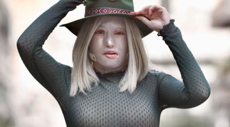 Η Ιωάννα Παλιοσπύρου βγάζει για πρώτη φορά τη μάσκα και εμφανίζεται στις οθόνες μας [βίντεο]