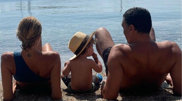 Βασίλης Κικίλιας: Τον λούζει ο γιος του με το λάστιχο σε ένα απίθανο στιγμιότυπο τους [εικόνα]