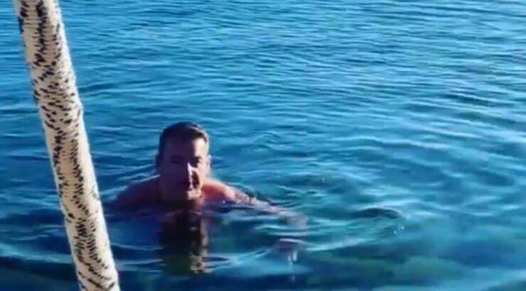 Γιώργος Λιάγκας: Η στιγμή που καρχαρίας τον πλησιάζει στη θάλασσα [βίντεο]