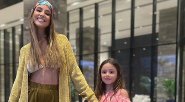 Κωνσταντίνα Ευριπίδου: Συγκινημένη στην τελετή αποφοίτησης της κόρης της [βίντεο]