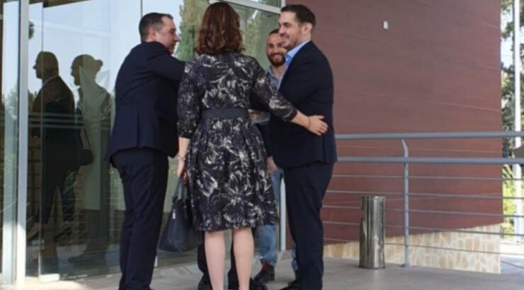 Έφθασε στο Προεδρικό ο Μιχάλης Χατζηγιάννης με δεμένο χέρι [εικόνες]