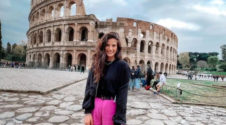 Χριστίνα Μπόμπα: Μας δείχνει το ιδιαίτερα "τρομακτικό" δωμάτιο που μένει στη Ρώμη [βίντεο]