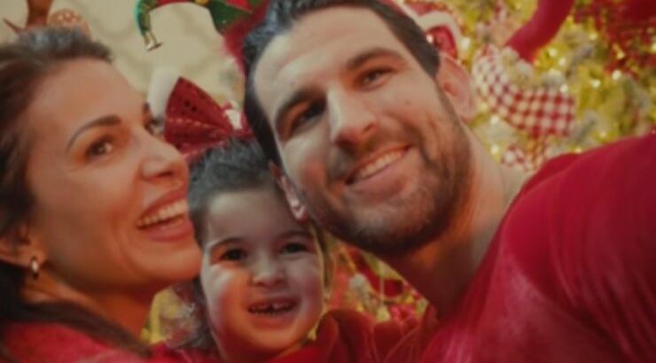 Ελένη Χατζίδου - Ετεοκλής Παύλου: Η κόρη τους, Μελίτα, τραγούδησε τα κάλαντα στην εκπομπή τους [βίντεο]