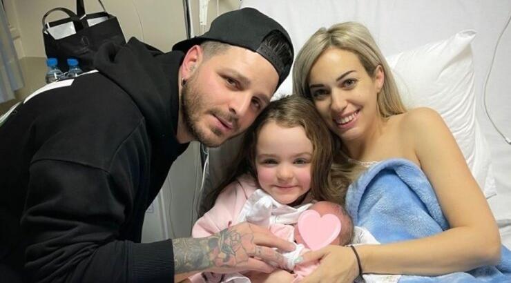 Σόφη Χρυσάνθου: Οι πρώτες στιγμές της Μαρίλιας με την νεογέννητη αδερφούλα της στο σπίτι και η περιποίηση [εικόνες]