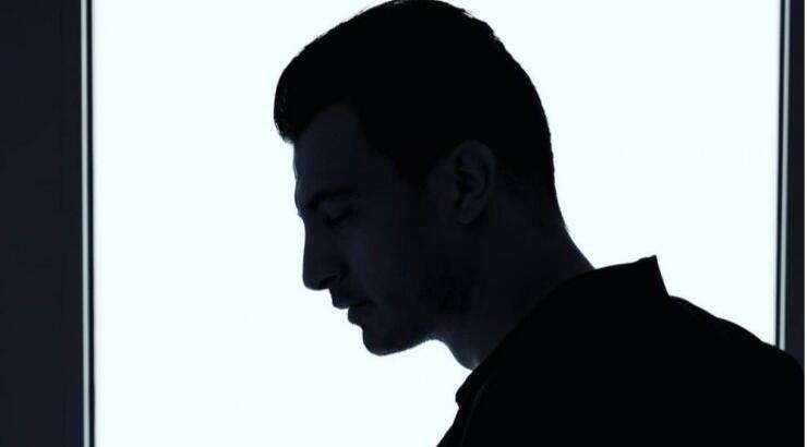 Έλληνας τραγουδιστής δεν καλεί ποτέ φίλο του στο μαγαζί που τραγουδά επειδή τον θεωρεί γκαντέμη [βίντεο] 