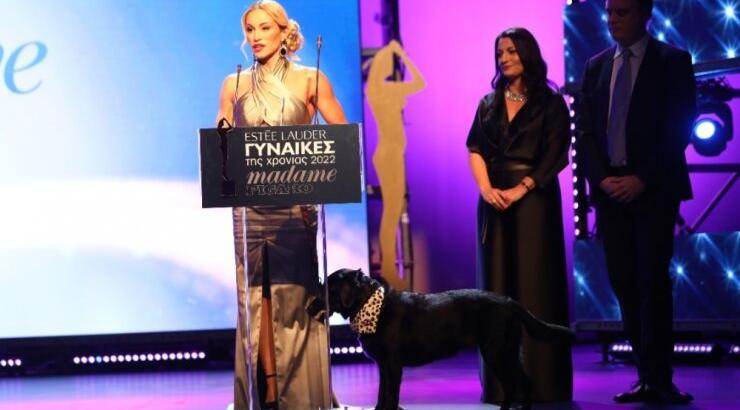 Καρολίνα Πελενδρίτου: Ανέβηκε στη σκηνή των Madame Figaro Awards με τον σκύλο της [εικόνες & βίντεο]