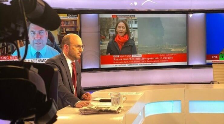 Βρεθήκαμε στα παρασκήνια της εκπομπής "Μεσημέρι και Κάτι" με τον Χρήστο Μιχάλαρο [εικόνες & βίντεο]