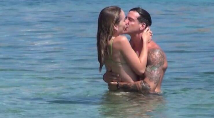 Ηλίας Μπόγδανος - Αλεξάνδρα Εξαρχοπούλου: "Ασυγκράτητοι" σε παραλία της Μυκόνου [βίντεο]