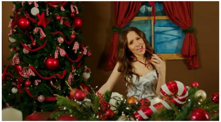 Κι όμως! Η Καλομοίρα φτιάχνει μελομακάρονα με ντομάτα και κρεμμύδια [βίντεο]