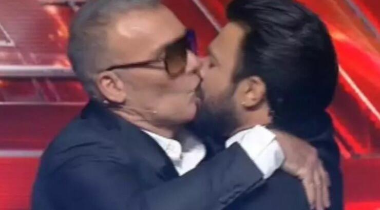 Ανδρέας Γεωργίου - Στέλιος Ρόκκος: Το φιλί στο στόμα που αντάλλαξαν on air [βίντεο]