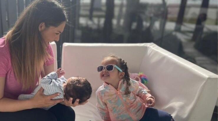 Κρίστη Αγαπίου: Ο μικρός Sebastian στην αγκαλιά της αδερφής του, Ελύσιας [εικόνα]