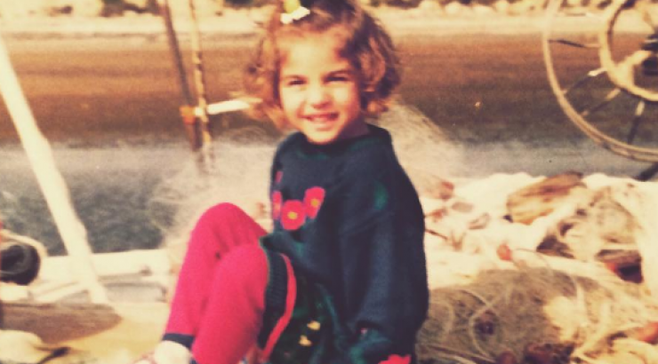 Επώνυμη Κύπρια ανοίγει το παιδικό άλμπουμ των αναμνήσεών της!