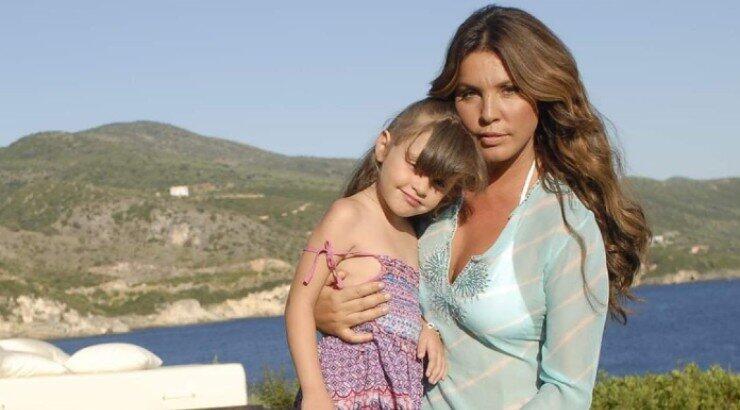 Δείτε την 20χρονη κούκλα κόρη της Βάνας Μπάρμπα που σπουδάζει φιλοσοφία [βίντεο]