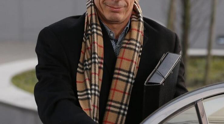 Έξαλλος ο Βαρουφάκης! Η οργισμένη απάντησή του στα σχόλια για το κασκόλ του!